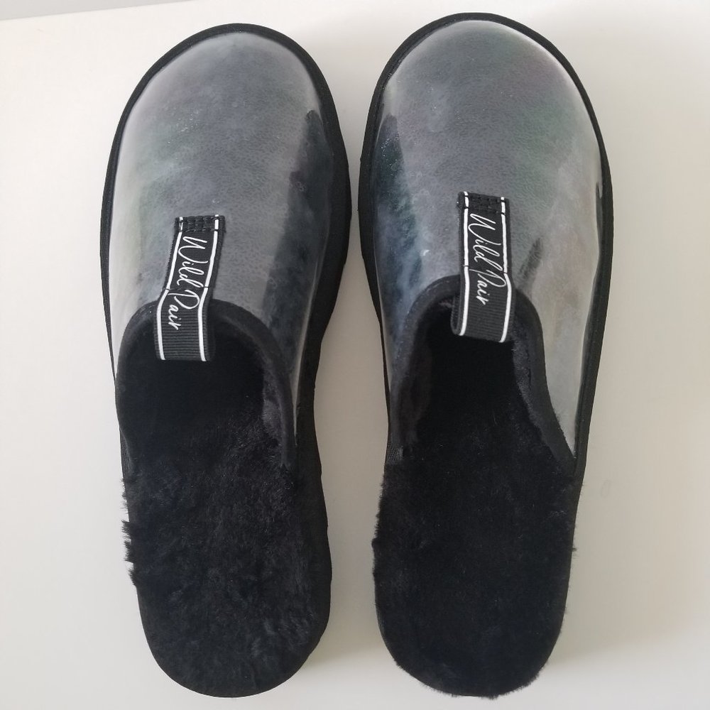 Wild Pair Portiaa Black Vinyl and Faux Fur Slippers/Mules  size 10.5
